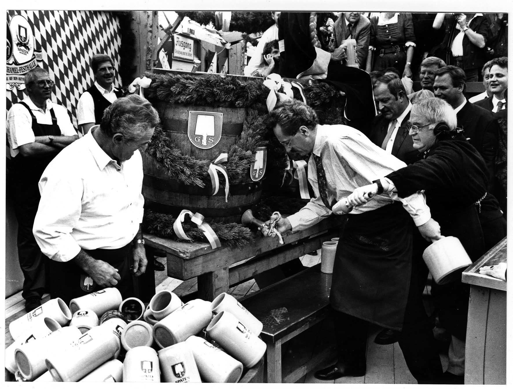 Christian Ude beim offiziellen Anzapfen auf dem Oktoberfest, 2003 (© Münchner Stadtmuseum, Heinz Gebhardt)