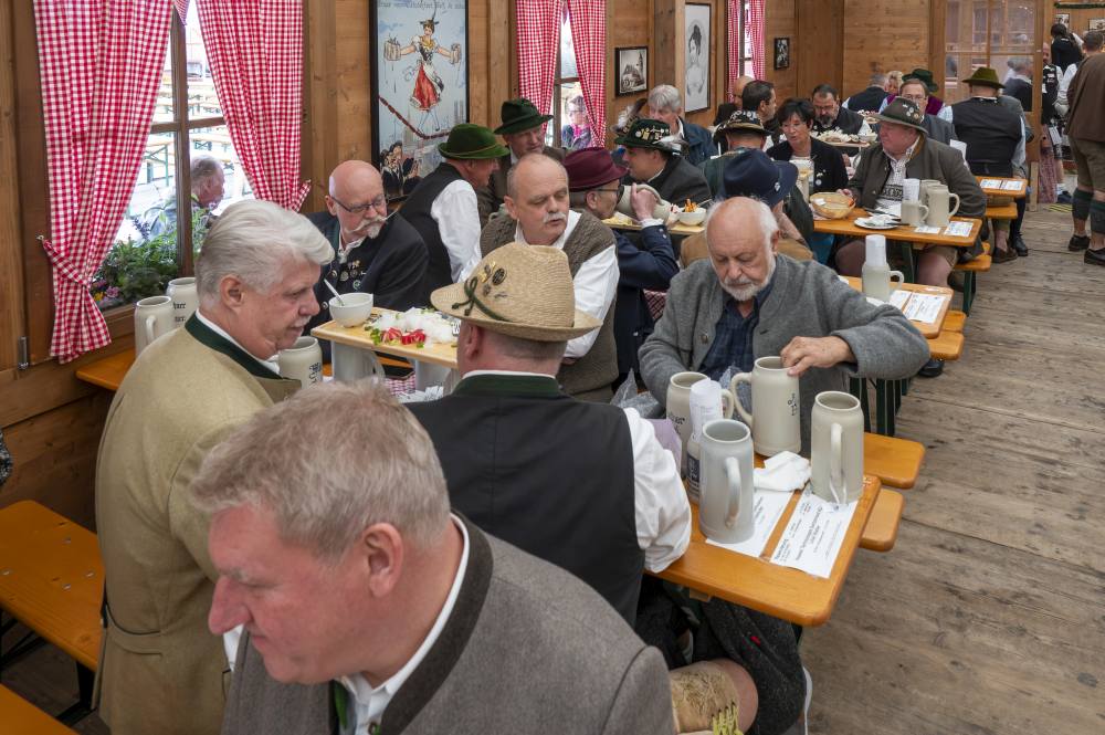 Stammtisch im Festzelt Tradition – Oide Wiesn 2025 Stammtisch im Festzelt Tradition - Oide Wiesn 2025