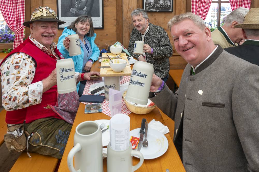 Stammtisch im Festzelt Tradition – Oide Wiesn 2025 Stammtisch im Festzelt Tradition - Oide Wiesn 2025