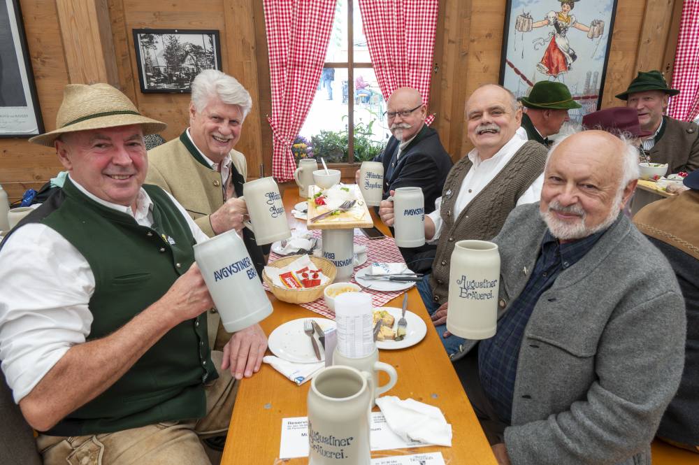 Stammtisch im Festzelt Tradition – Oide Wiesn 2025 Stammtisch im Festzelt Tradition - Oide Wiesn 2025
