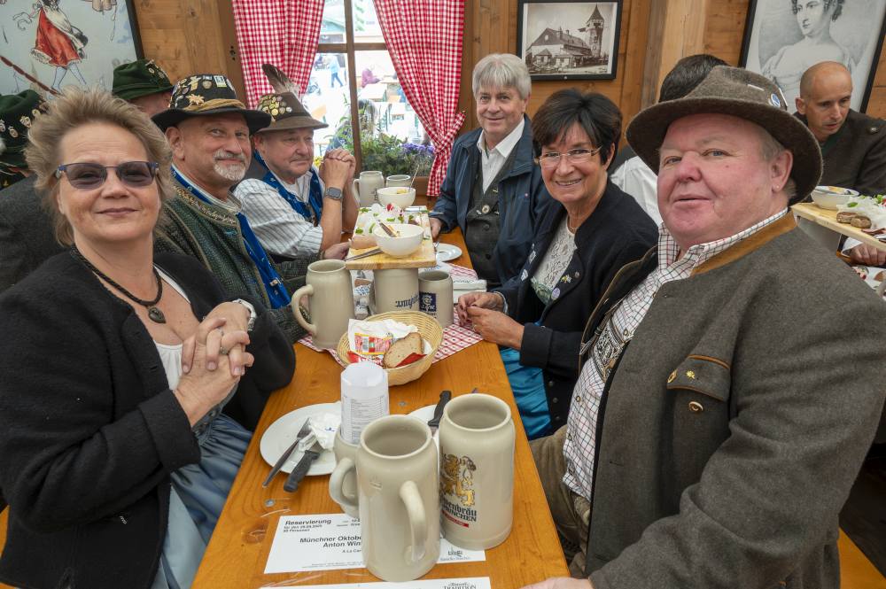 Stammtisch im Festzelt Tradition – Oide Wiesn 2025 Stammtisch im Festzelt Tradition - Oide Wiesn 2025