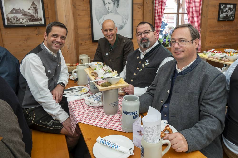 Stammtisch im Festzelt Tradition – Oide Wiesn 2025 Stammtisch im Festzelt Tradition - Oide Wiesn 2025